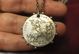 COLLIER CHAINE 10 Gr. ARGENT JEANNE D'ARC Et Autre METAL Pour La Médaille 11 Gr - Collares/Cadenas