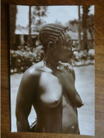 CARTE PHOTO ORIGINALE ANNEES 60 - JEUNE FEMME FILLE AFRICAINE AU VILLAGE - CONGO - Unclassified