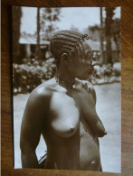 CARTE PHOTO ORIGINALE ANNEES 60 - JEUNE FEMME FILLE AFRICAINE AU VILLAGE - CONGO - Non Classés