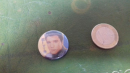 B10 / BROCHE ELVIS PRESLEY - Objets Dérivés