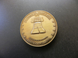 Medaille Medal - USA Concealing The Liberty Bell 1973 - Autres & Non Classés