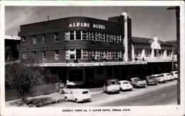 !  S/w Ansichtskarte Aus Cooma, NSW, Australia, Australien, Alpine Hotel, Cars - Autres & Non Classés