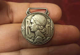 MEDAILLE Pendentif RF République Française Femme Marianne Par P. Bouvier - Pompier Pompiers Pupilles 25 Mm 6 Gr. - Pendentifs