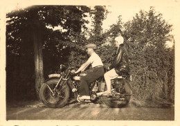 Moto Ancienne Marque Type Modèle ? * Motos Motocyclette Motard Transport * Photo Ancienne 8.8x6.4cm - Motorbikes