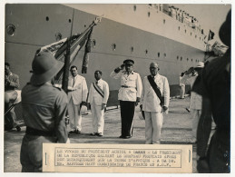 FRANCE - Photo De Presse Keystone - Le Voyage Du Président AURIOL à DAKAR... Salut Au Drapeau - Europa