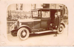 Carte Photo - Automobile - Enfant Qui Monte Dans Une Voiture Avec Chauffeur - Carte Postale Ancienne - Taxi & Carrozzelle