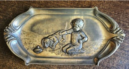 WMF Versilbertes Jugendstil-Mädchen Mit Dackel Und Drehendem Kartenfach / Silver Plated Art Nouveau Girl With Dachshund - Art Nouveau / Art Déco