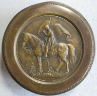 Boite En Cuivre Avec Médaille De Jeanne D’arc , Avant La Bataille De Mouchon - Dozen