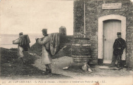 DOUANE - Au Cap Gris Nez - Le Poste De Douane - Douaniers Se Rendant Aux Postes De Nuit - LL - Carte Postale Ancienne - Customs