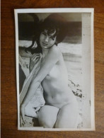 CARTE PHOTO Originale Des Années 60 - JEUNE FILLE THAILANDAISE NUE A LA PLAGE - THALIANDE ASIE - Non Classés