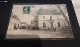 Carte  Postale    NEUVY LE ROI  Place De La Mairie - Neuvy-le-Roi