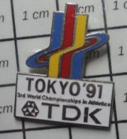 122 Pin's Pins / Beau Et Rare / SPORTS / TOKYO 1991 TDK CHAMPIONNAT DU MONDE ATHLETISME - Atletiek