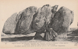 29 - Coutumes Moeurs Et Costumes Bretons - Pierre Sacrée Des Druides, Donnant Aux Femmes Stériles .... (côte Carré 22) - Dolmen & Menhirs