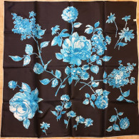 Foulard En Soie Avec étiquette , Fleurs Bleues , * B 009 - Hoofddoeken En Sjaals