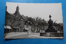 POLIGNY  Jura Place Nationale D39 Fontaine Fontein -Grand Bazar - Poligny