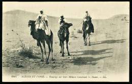 A65  ALGERIE CPA  SCENES ET TYPES - TOUAREGS SUR LEURS MEHARA TRAVERSANT LES DUNES - Collections & Lots