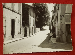 CPSM Grand Format -  Lourmarin -(Vaucluse ) Rue Henri Savournin - La Provence Touristique - Lourmarin