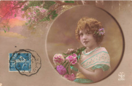ENFANTS - Une Fille Tenant Un Bouquet De Fleurs - Colorisé - Carte Postale Ancienne - Ritratti
