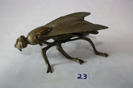 C23 Ancien Cendrier De Table En Métal - Abeille * Rare Collection - Metal