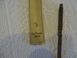 Coupe-papier (ouvre-lettres) En Bronze ? LA BAULE "AA" 1988  ; L 20 - Briefopener