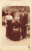 GENEALOGIE - Une Vieille Femme Assise Avec Ses Enfants - Carte Postale Ancienne - Genealogie