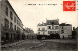 19184 Cpa 92 Bagneux -Place De La République - Bagneux