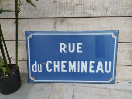 Ancienne Plaque De Rue Émaillée RUE DU CHEMINEAU / Train SNCF Chemin De Fer. - Plaques émaillées (après 1960)