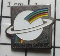 2822 Pin's Pins / Beau Et Rare / ESPACE / OPERATION SATURNE + ARC -EN-CIEL - Espacio