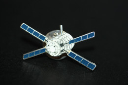 Pin's Satellite - ESA - CNES - Fusée - Aerospatiale - Space Rocket - NASA - Espacio