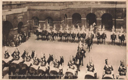 ROYAUME UNI - London Changing The Guard At The Horse Guards - Whitehall - Animé - Carte Postale Ancienne - Whitehall