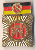 DDR Medaille. SOZIALISTISCH ARBEITEN LERNEN UND LEBEN. 11. - GDR