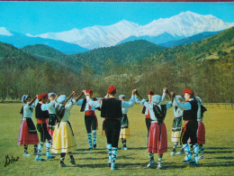 RÉGION - LE ROUSSILLON - Le Groupe Folklorique ALEGRIA D' Arles Sur Tech Danse La Sardane. - Languedoc-Roussillon