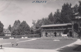 E2504) Am FAAKERSEE - Kärnten - FOTO AK Mit Park - Bänken - Holzgebäude ALT ! - Faakersee-Orte