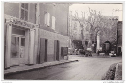 CPSM - TRETS (Bouches Du Rhône) - Boulevard De La République Et Le Portail De Pourrières - Trets