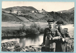 Les Douaniers Espagnols En Faction Sur La Bidassoa. Au Fond, Le Village De Biriatou - Biriatou