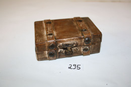 C295 Ancienne Boite Miniature Représentant Une Valise - Materiaal