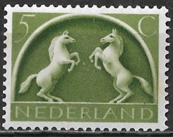 Groene Stip In De R Van NedeRland In 1943-44 Germaanse Symbolen 5 Ct Groen NVPH 411 Postfris - Errors & Oddities