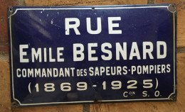 Plaque De Rue Émaillée - POMPIERS - RENNES - Rue Emile Besnard, Commandant Des Sapeurs Pompiers (1869-1925) - Emailschilder (ab 1960)