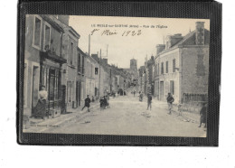 61- LE MESLE-sur-SARTHE- Une Vue Animée Des MAGASINS Rue De L'EGLISE - Le Mêle-sur-Sarthe