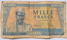 BILLET GUINEE - P.9 - 1000 FRANCS - 02/10/1958 - PORTRAIT HOMME - BORD DE MER - PIROGUES - HOMME - Guinea