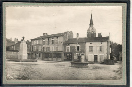 CPSM Dentelée - LAMARCHE (88) - Aspect De La Statue Et Place Bellune En 1960 - Lamarche