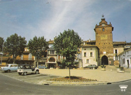 VERDUN Sur GARONNE (Tarn Et Garonne): Place De L'Eperon - Monument Aux Morts (voiture, Méhari) - Verdun Sur Garonne