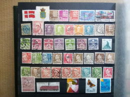 UNE COLLECTION  DE 45  TIMBRES POSTE DU DANEMARK - Collections