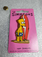 Pin's The Simpson's - Matt Groening 1990 Pin's En Plastique Sur Carton Fuschia (9.4 X 5.4 Cm) - Cinéma