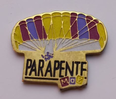 E02 Pin's Journal Presse Média Magazine PARAPENTE MAG Parachute Parachutisme Achat Immédiat - Parachutting