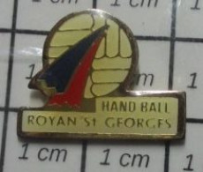 615D Pin's Pins / Rare Et De Belle Qualité !!! SPORTS / HAND-BALL ROYAN ST GEORGES - Balonmano