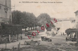 38 ROUSSILLON - La Place, Arrivée De L'autobus - Roussillon