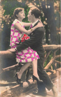 COUPLE - Femme Assisie Sur La Rampe D'un Pont - Fleurs - Robe à Carreaux Roses - Carte Postale Ancienne - Couples