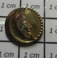 615e Pin's Pins / Beau Et Rare / ESPACE / CROISSANT DE LUNE METAL JAUNE Comme Un Bijou - Space