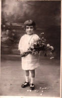 21320 PHOTOGRAPHIE Petite Fille Avec Bouquet De Fleurs  ESBLY   (2 Scans) - Unclassified